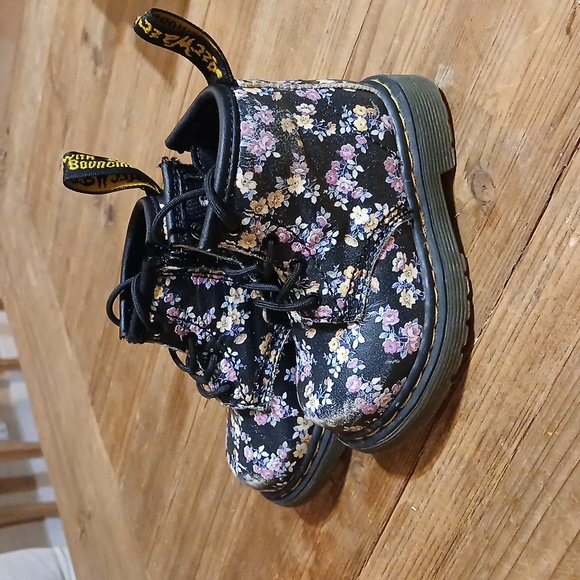Dr. Martens toddler boots size 4 - Picture 2 of 2